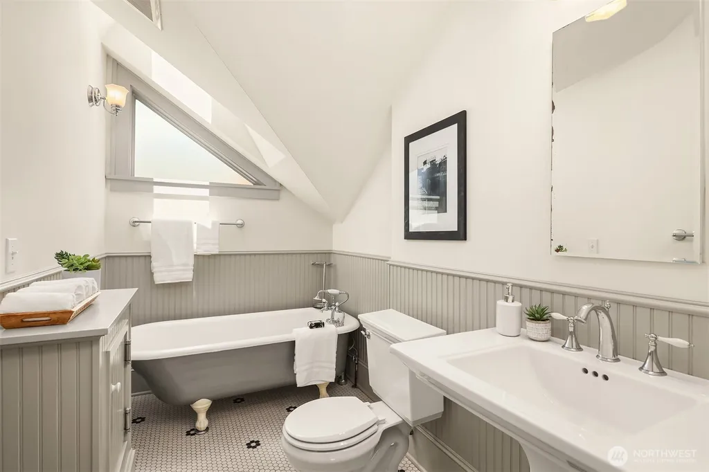 1411 10th Avenue W Seattle WA 98119