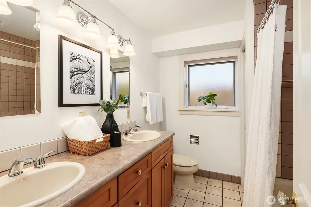 1411 10th Avenue W Seattle WA 98119