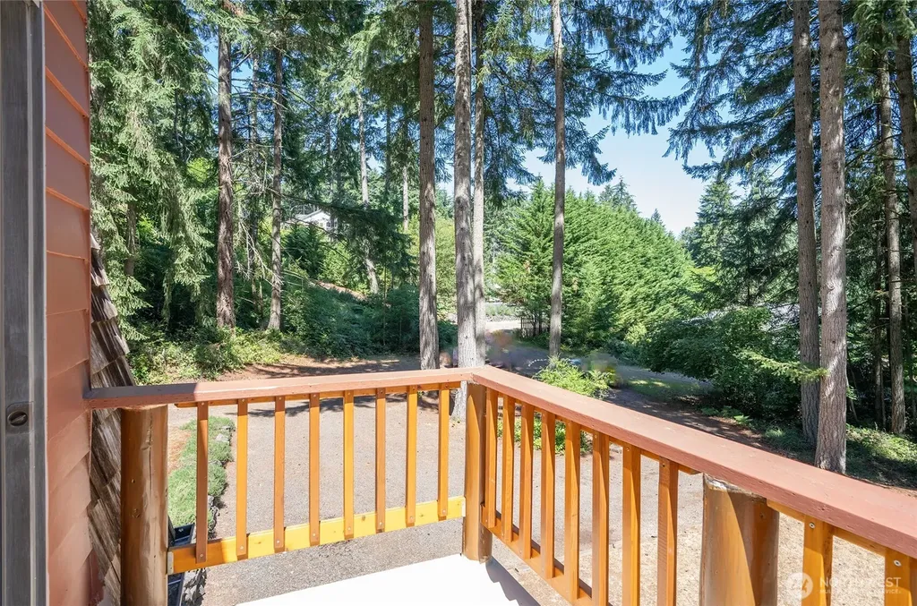 879 9th Avenue Fox Island WA 98333