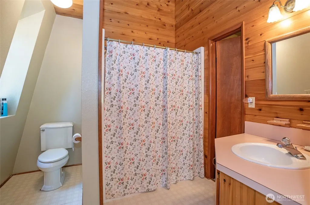 879 9th Avenue Fox Island WA 98333