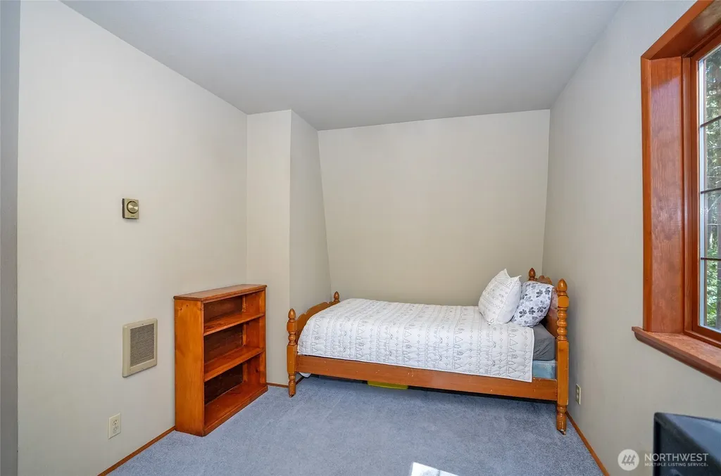 879 9th Avenue Fox Island WA 98333