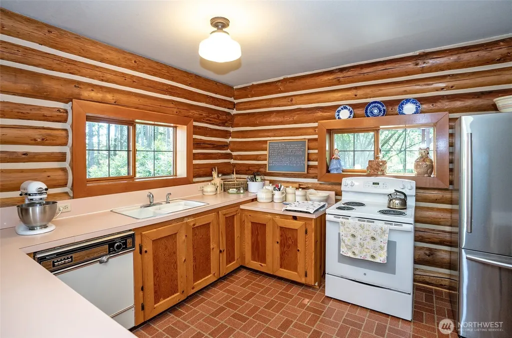 879 9th Avenue Fox Island WA 98333