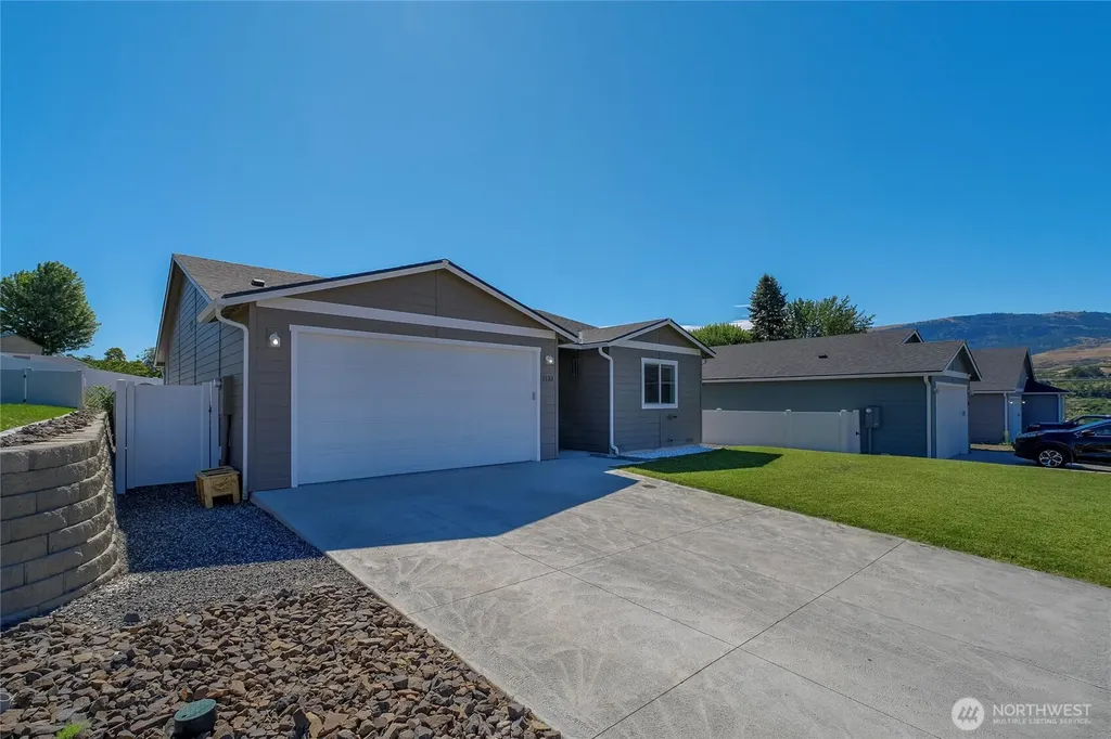 1133 S New Oak Lane East Wenatchee WA 98802