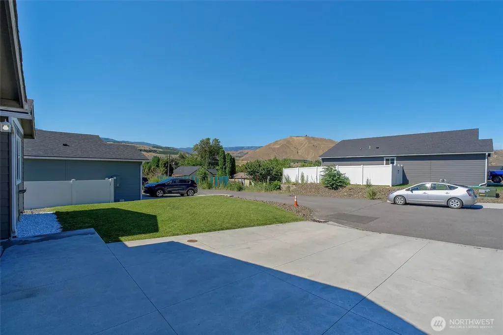 1133 S New Oak Lane East Wenatchee WA 98802