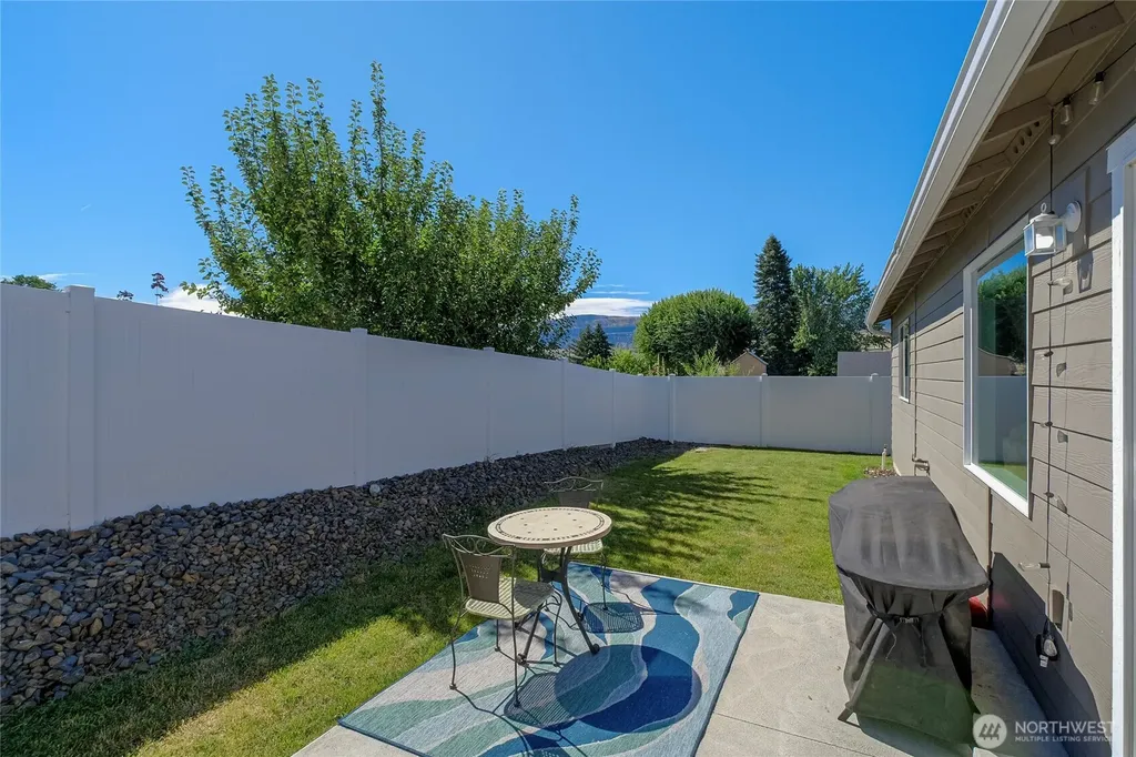 1133 S New Oak Lane East Wenatchee WA 98802