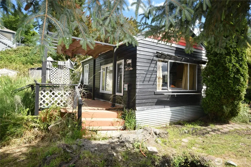 1647 Beach Drive E Port Orchard WA 98366