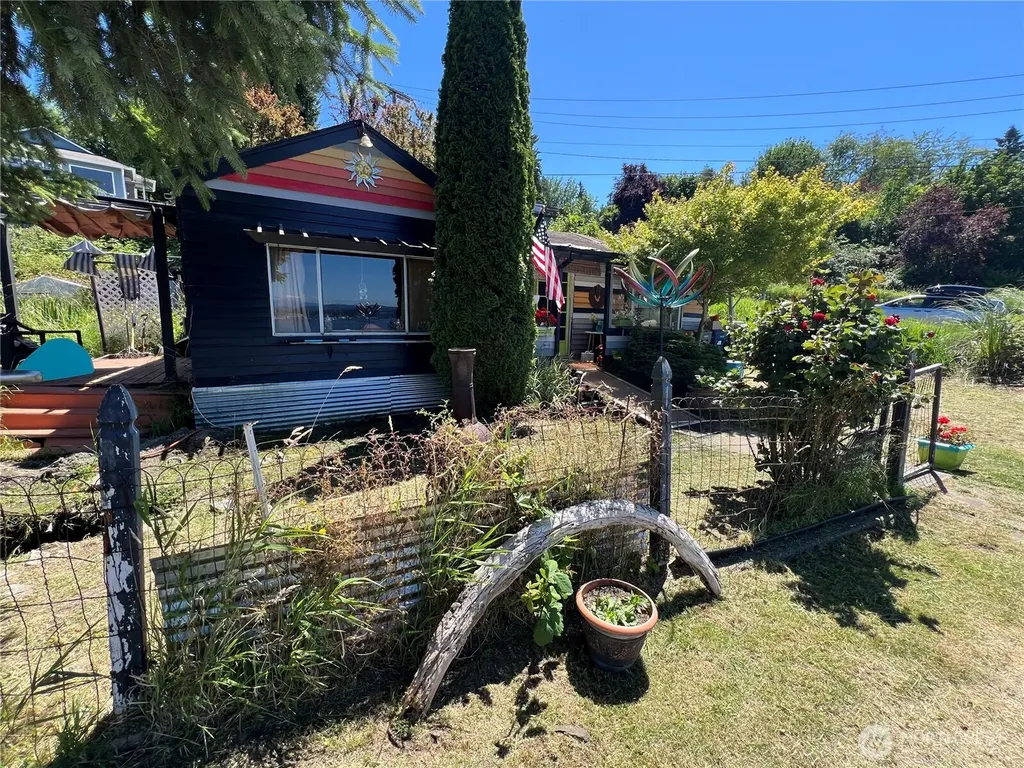 1647 Beach Drive E Port Orchard WA 98366