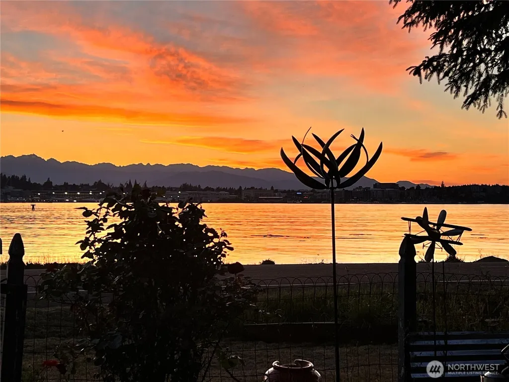 1647 Beach Drive E Port Orchard WA 98366
