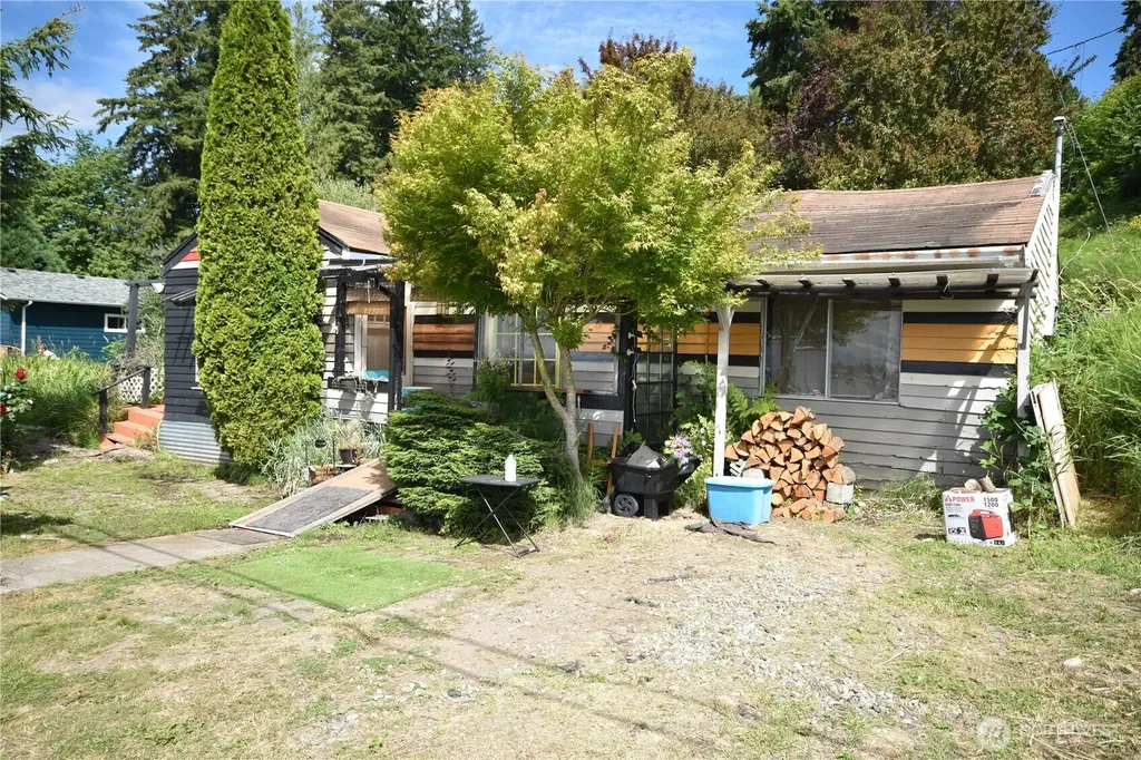 1647 Beach Drive E Port Orchard WA 98366