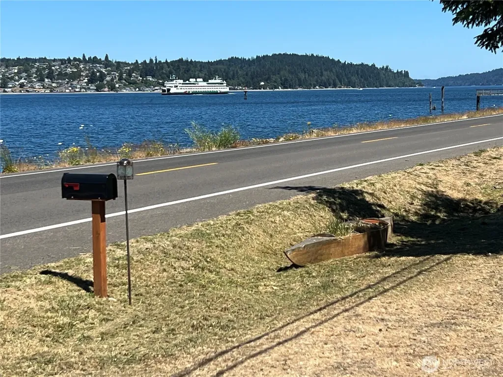 1647 Beach Drive E Port Orchard WA 98366