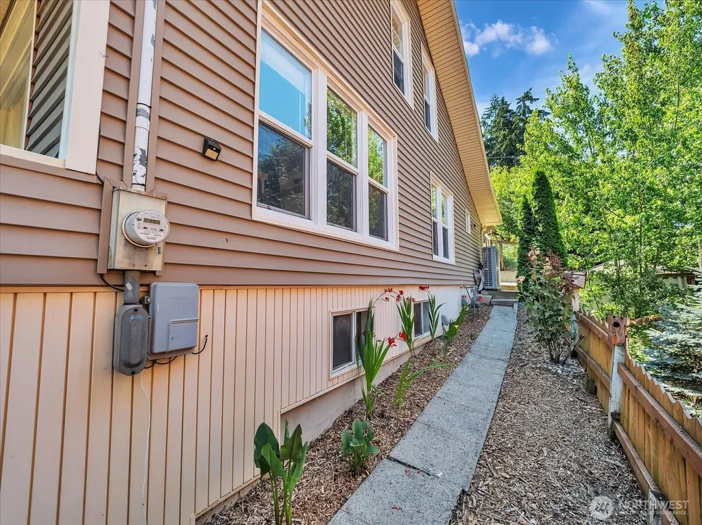 1719 Gregory Way Bremerton WA 98337