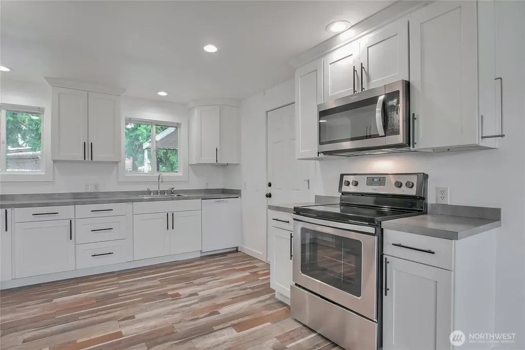 2609 W Stewart Puyallup WA 98378