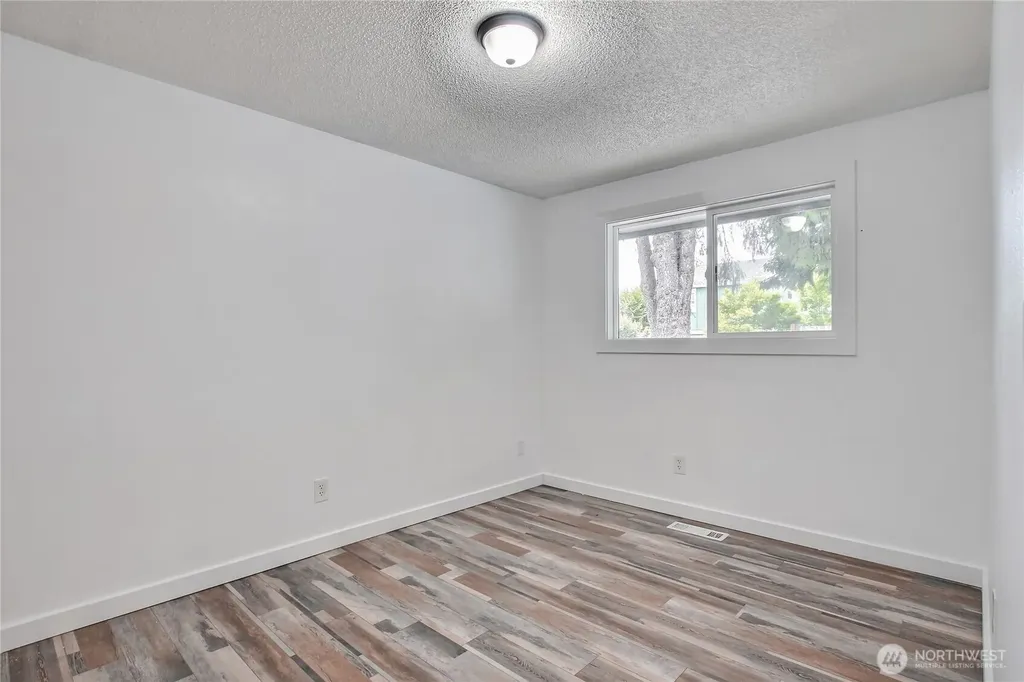 2609 W Stewart Puyallup WA 98378