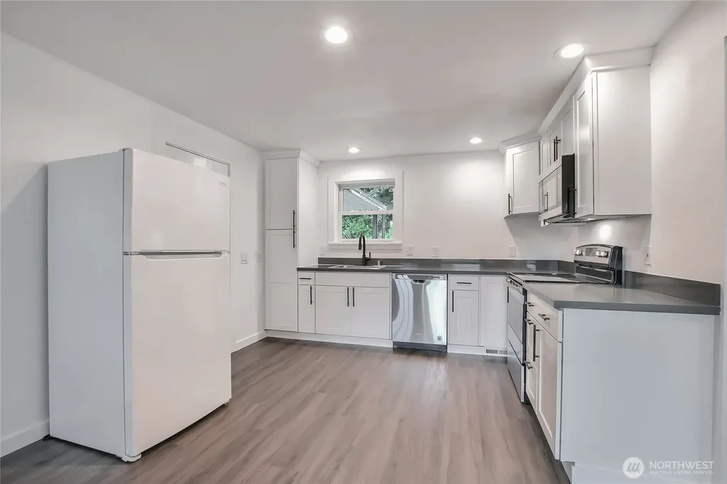 2609 W Stewart Puyallup WA 98378