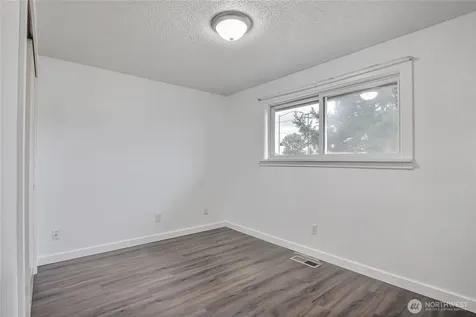 2609 W Stewart Puyallup WA 98378