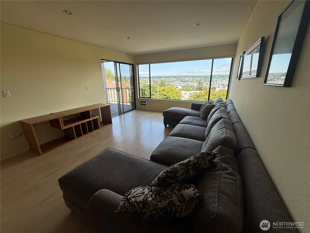 3661 24th Place W Seattle WA 98199