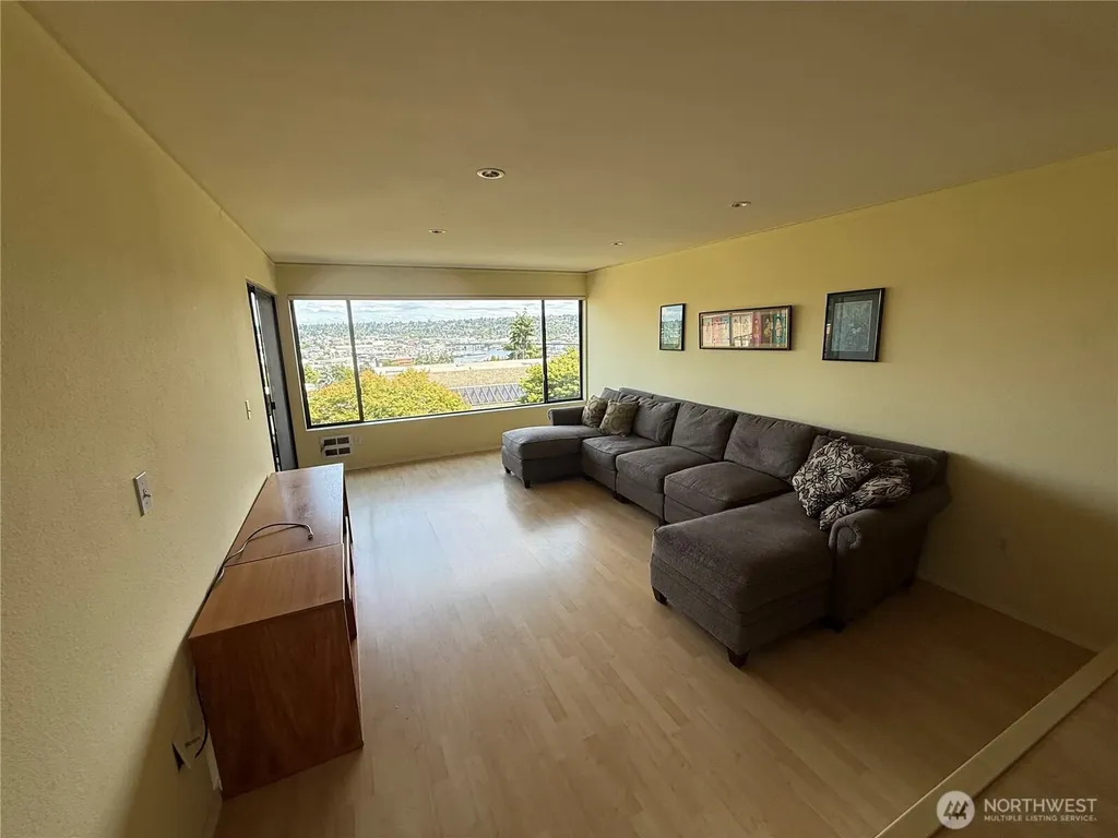 3661 24th Place W Seattle WA 98199