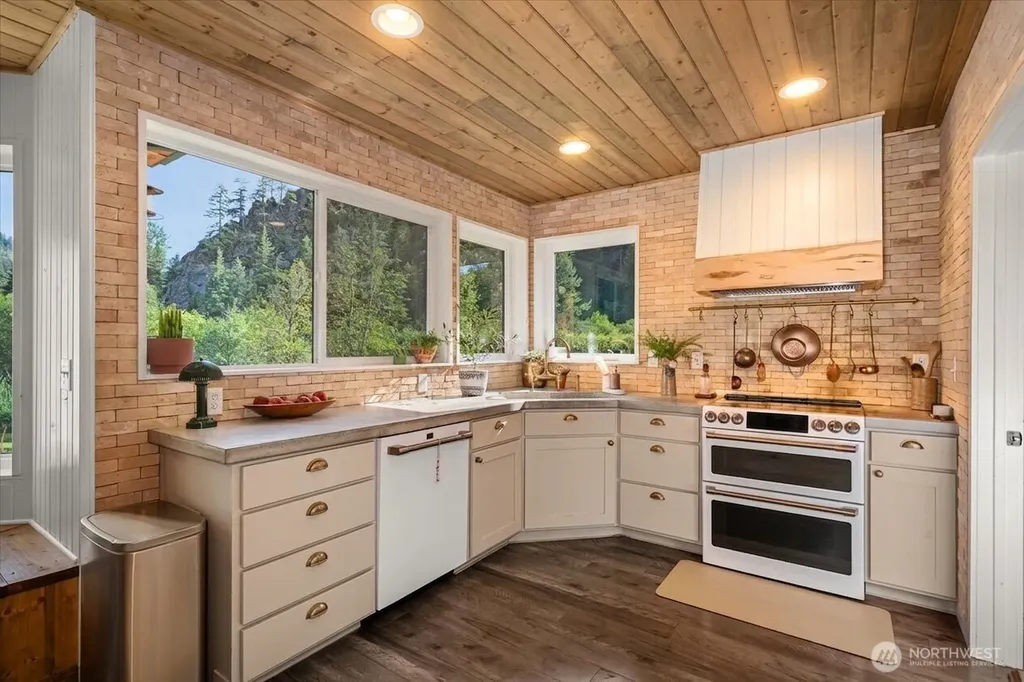 822 Little Spokane River Road Newport WA 99156