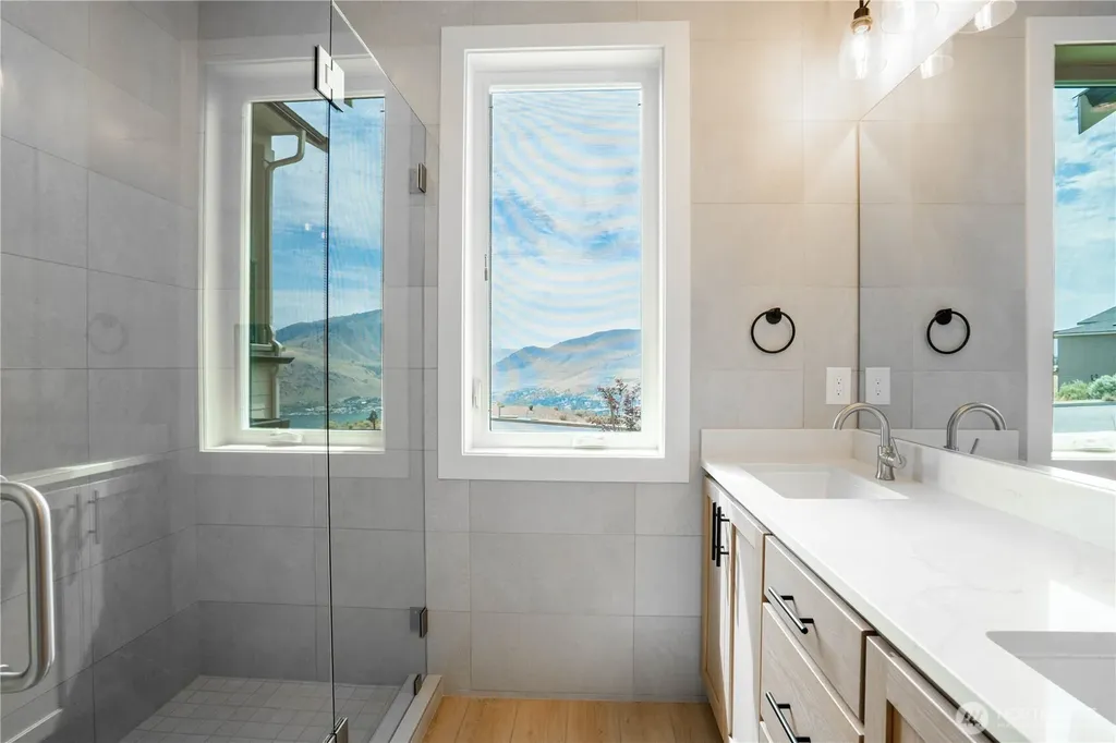 926 Long Drive Chelan WA 98816