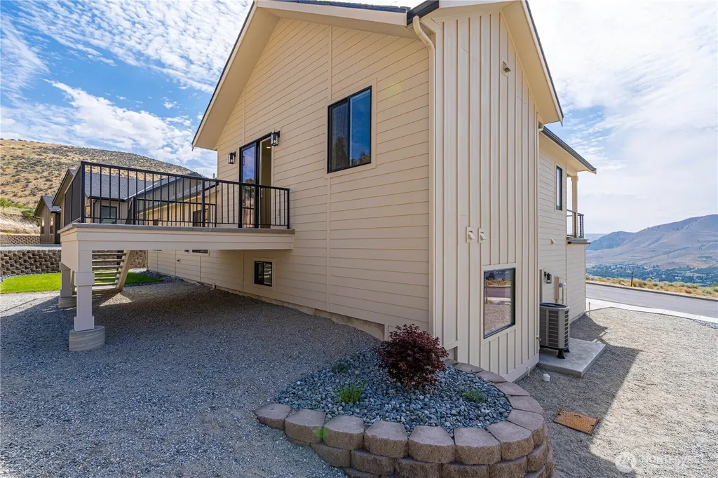 926 Long Drive Chelan WA 98816