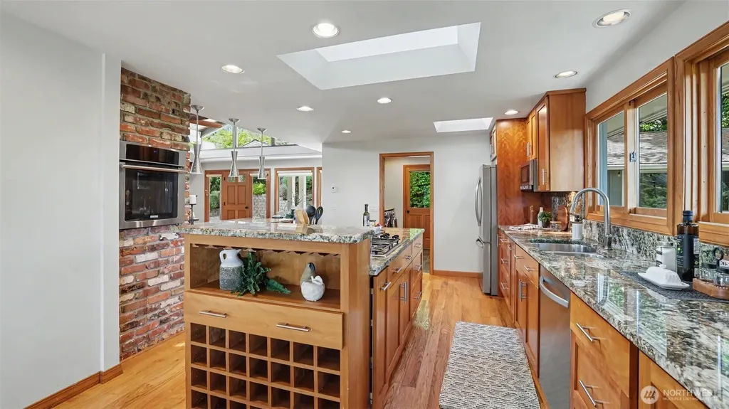 18744 Kenlake Place NE Kenmore WA 98028