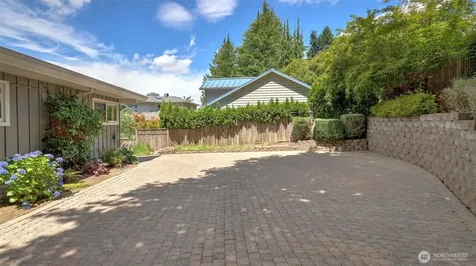18744 Kenlake Place NE Kenmore WA 98028