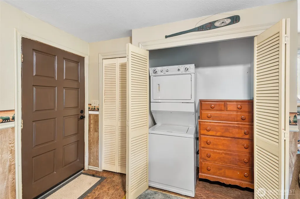 870 N Colony Surf Drive Lilliwaup WA 98555