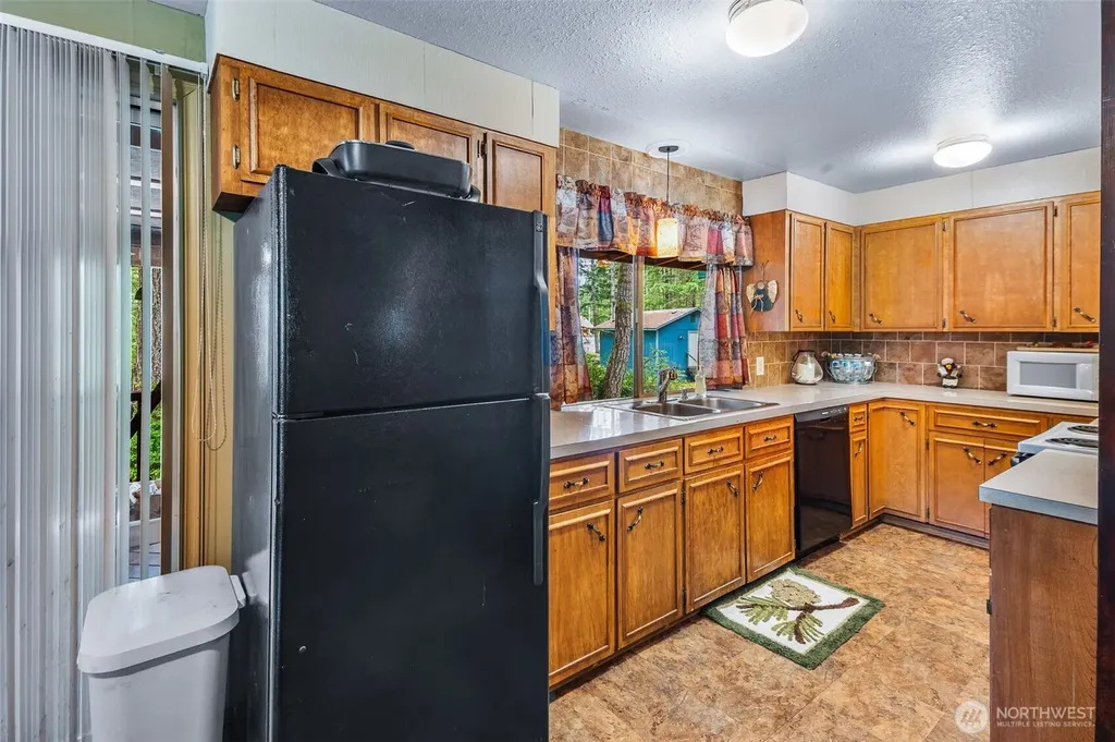 870 N Colony Surf Drive Lilliwaup WA 98555