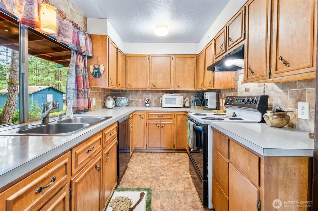 870 N Colony Surf Drive Lilliwaup WA 98555
