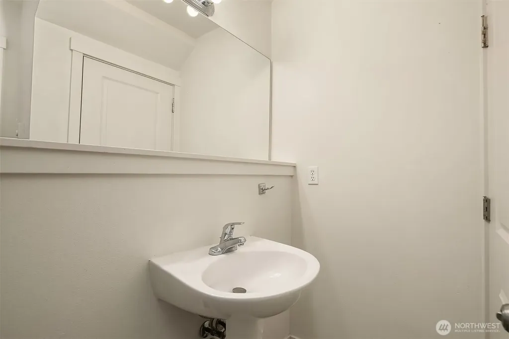 4218 Pasadena Place NE Seattle WA 98105