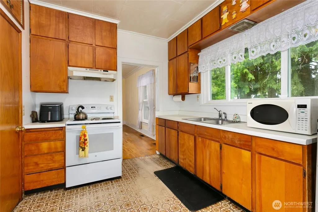 1424 S 45th Street Tacoma WA 98418