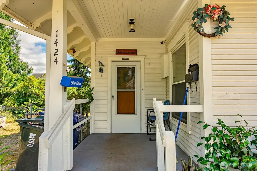 1424 S 45th Street Tacoma WA 98418