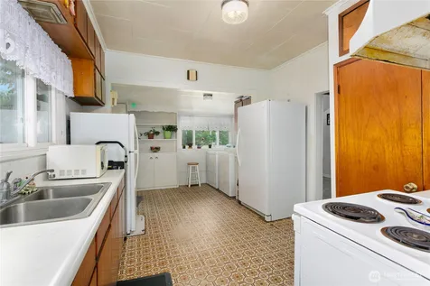 1424 S 45th Street Tacoma WA 98418