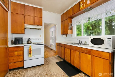 1424 S 45th Street Tacoma WA 98418