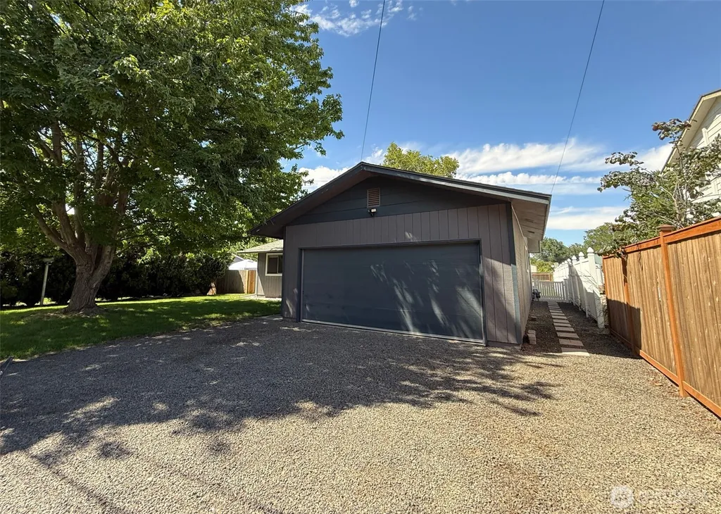 424 SW 3rd Street College Place WA 99324