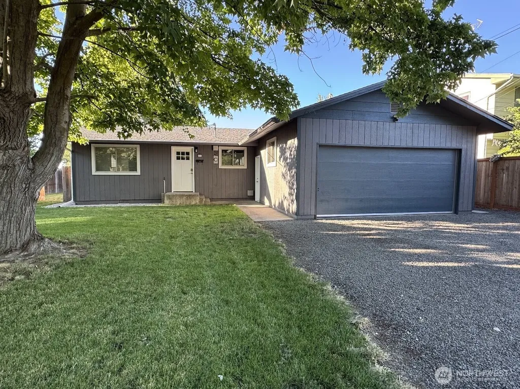 424 SW 3rd Street College Place WA 99324