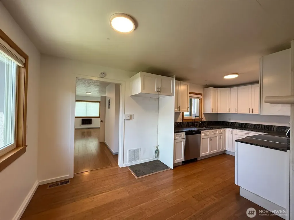 424 SW 3rd Street College Place WA 99324