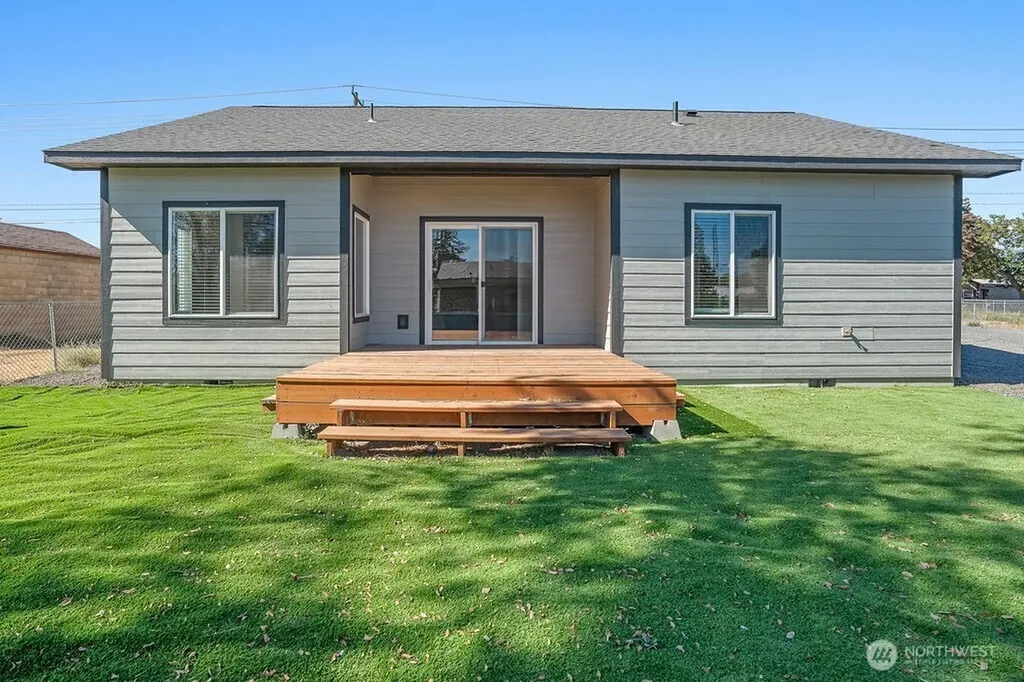 2133 W Peninsula Drive Moses Lake WA 98837