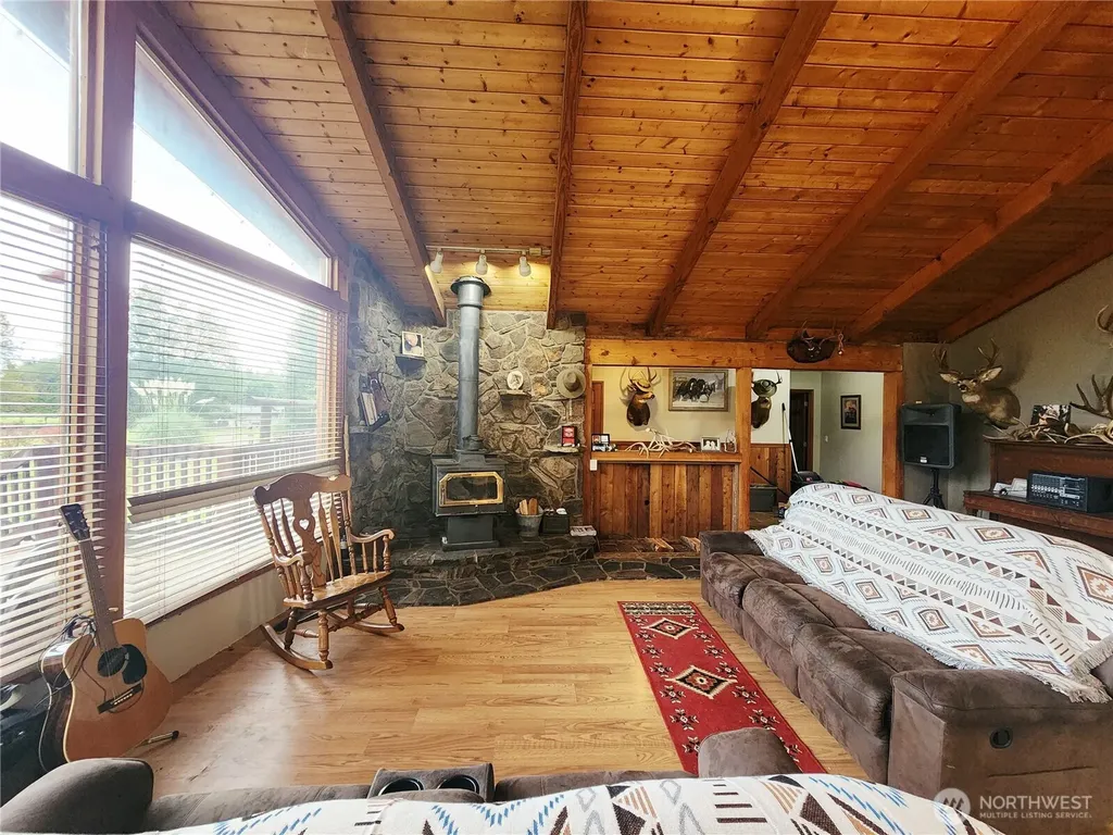144 Ciannigan Hill Road Silver Creek WA 98585