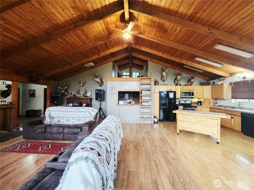 144 Ciannigan Hill Road Silver Creek WA 98585