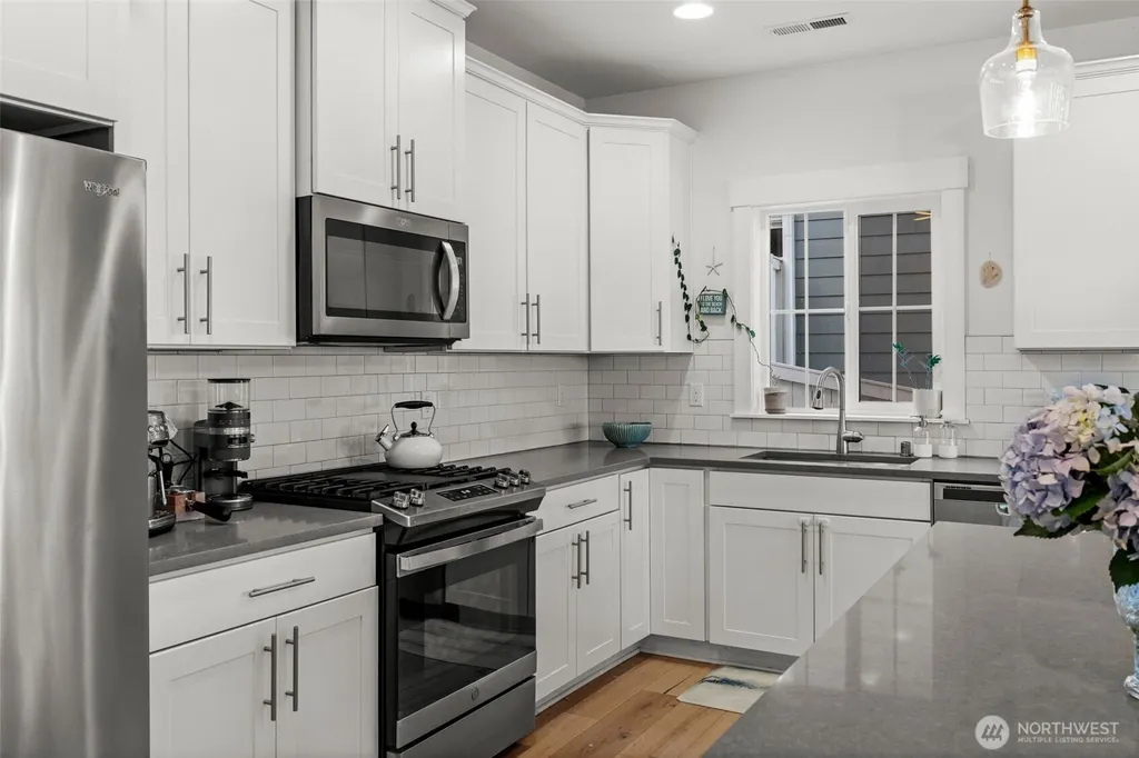 41 E Blackwell Street Allyn WA 98524