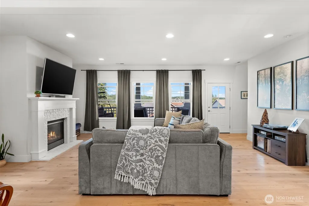41 E Blackwell Street Allyn WA 98524