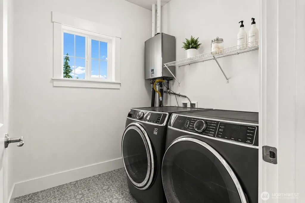 41 E Blackwell Street Allyn WA 98524