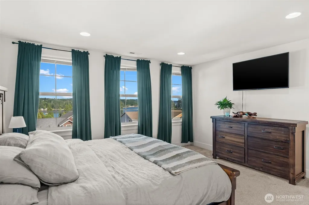 41 E Blackwell Street Allyn WA 98524