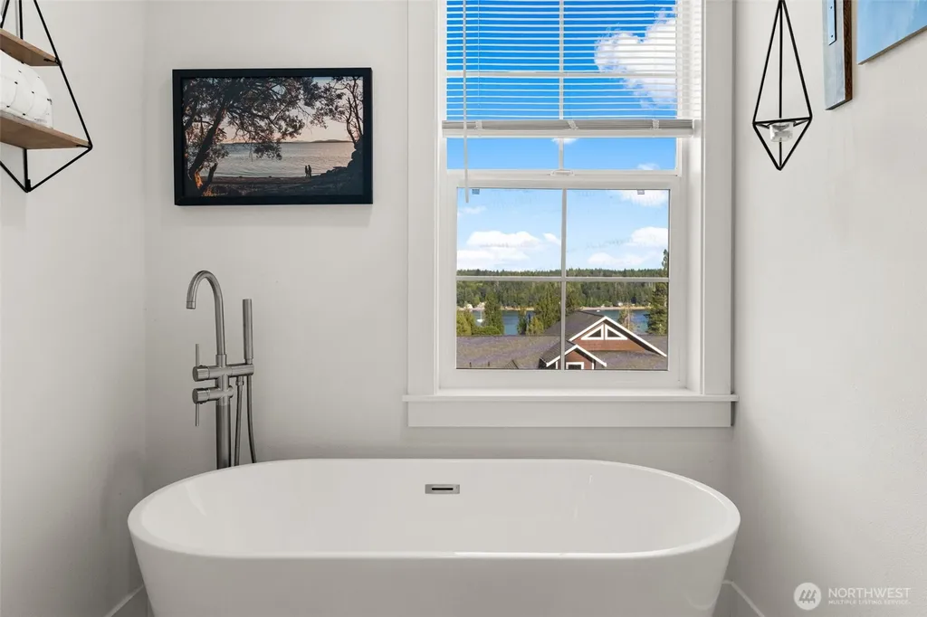 41 E Blackwell Street Allyn WA 98524