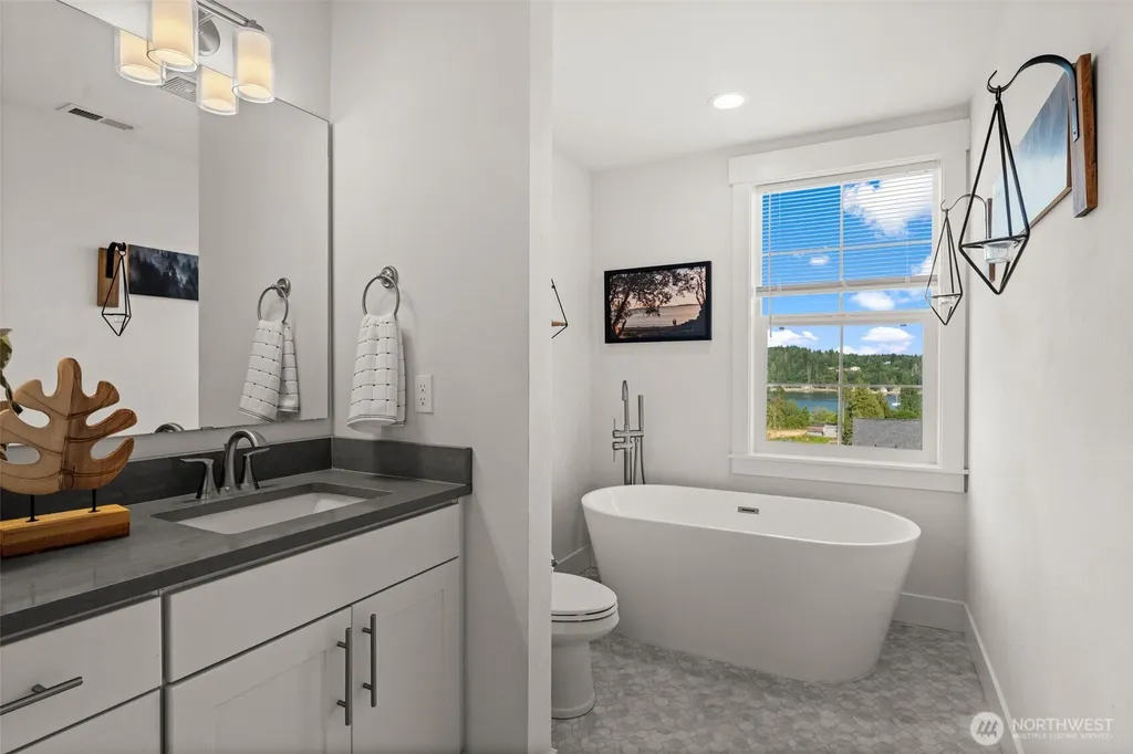 41 E Blackwell Street Allyn WA 98524