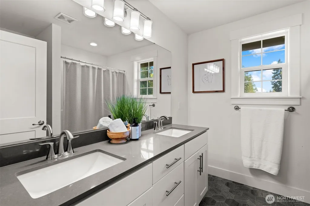41 E Blackwell Street Allyn WA 98524