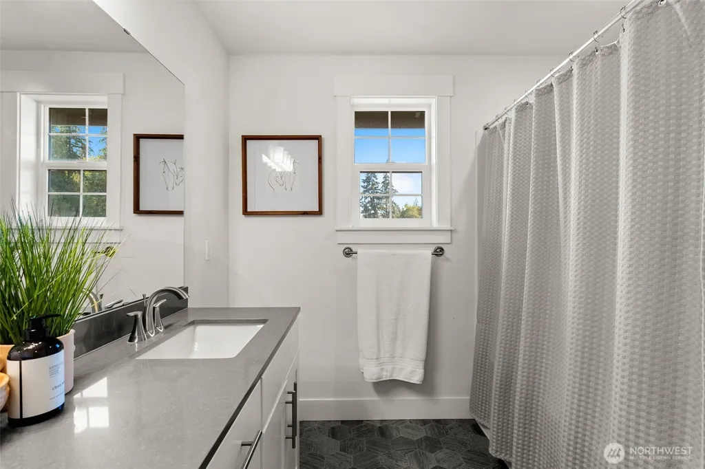 41 E Blackwell Street Allyn WA 98524