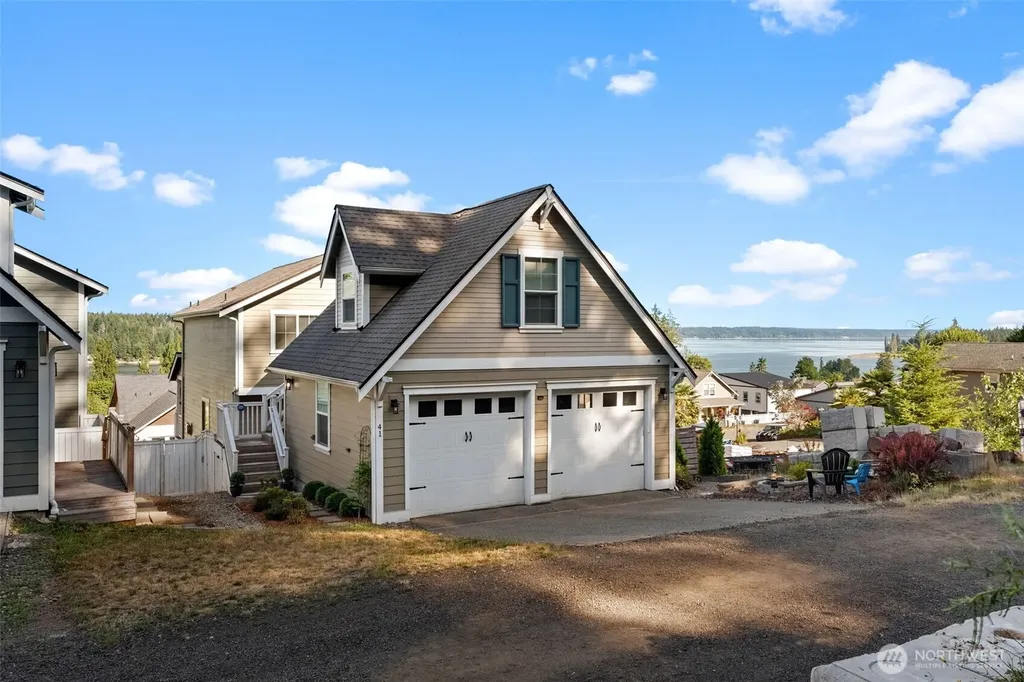 41 E Blackwell Street Allyn WA 98524
