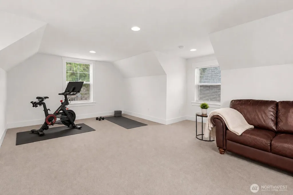 41 E Blackwell Street Allyn WA 98524